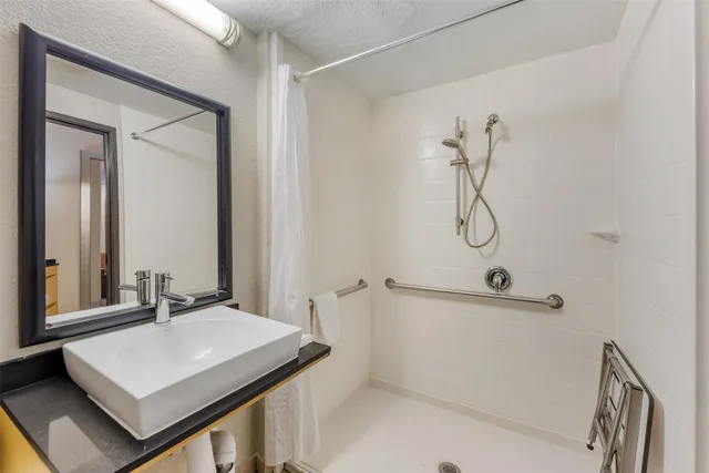 غرفة متصلة بسرير كينج مع أريكة لذوي الإعاقة، Best Western Alamo Suites 3/3
