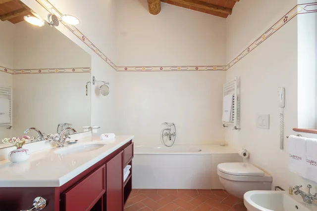 Oliveta, King Bed، The Club House 3/4