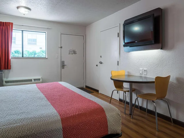 غرفة بسرير كينج لغير المدخنين، Motel6 Columbus, OH - OSU 5/9