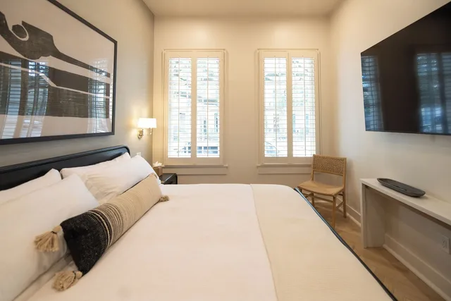 غرفة بريميوم بسرير كينج، The Garden District Hotel 1/5