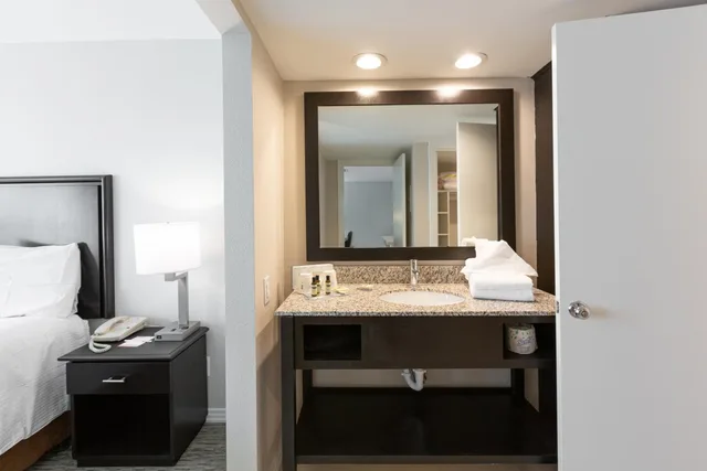جناح بسرير كينج لذوي الإعاقة، Craigshire Suites - Arlington 6/6