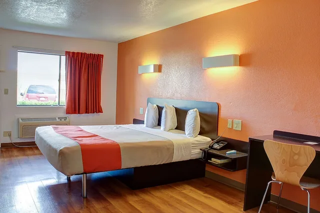 1 King Bed - Mobility Accessible Tub, Nsmk, Motel6 Bishop, CA 8/10