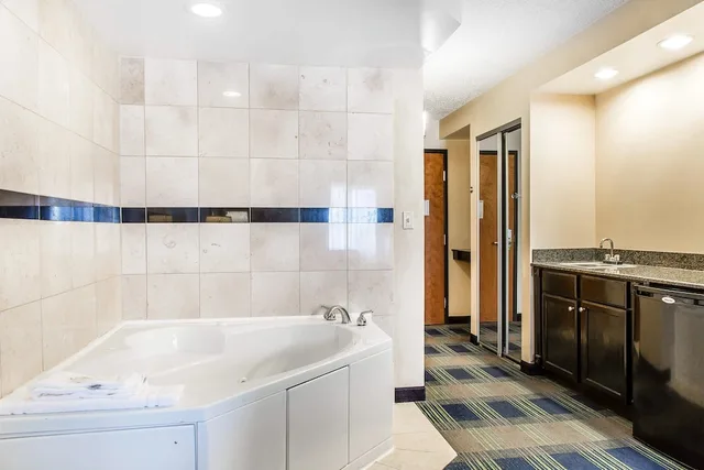 جناح بسرير كينج مع أريكة، Comfort Inn and Suites Meriden 3/3