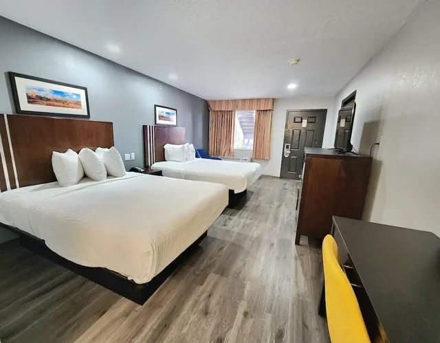 2 Bedrooms, Family Suite, 1 King and 2 Queen Beds, Kitchen, Days Inn & Suites by Wyndham Winnie 4/8