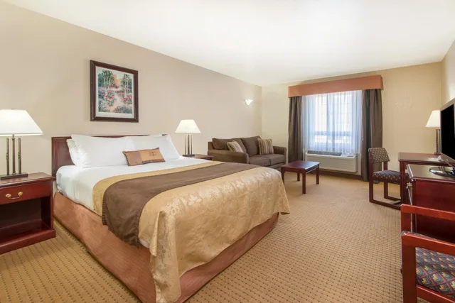غرفة بسرير كوين، Ramada By Wyndham Lloydminster 2/8