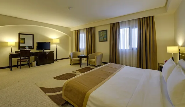 غرفة ديلوكس بسرير كينج، Monroe Hotel Bahrain 1/6