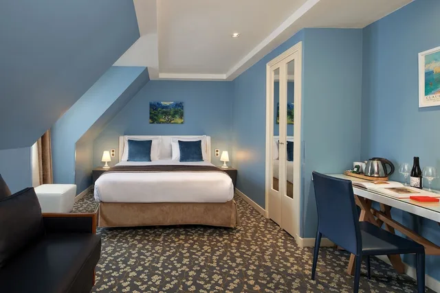 Deluxe, Queen Bed, GRAND HOTEL MALHER 1/4