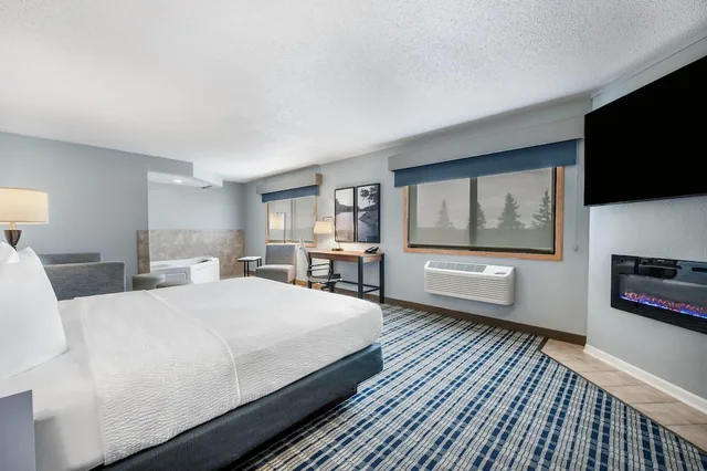 Suite, King Bed, Sofa, Americinn By Wyndham Baudette 4/9