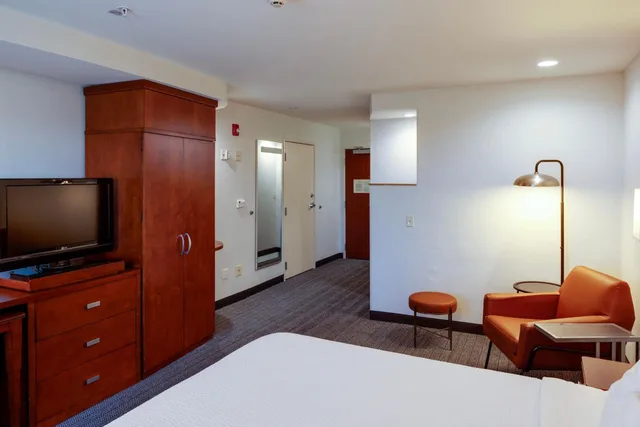 غرفة بسرير كينج بجاكوزي، Courtyard by Marriott Oklahoma City North/Quail Springs 2/4