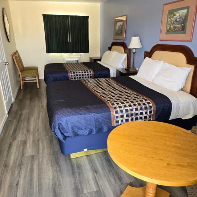 Suite, 1 King and 2 Double Beds, Rodeway Inn & Suites Blythe I-10, CA 14/18