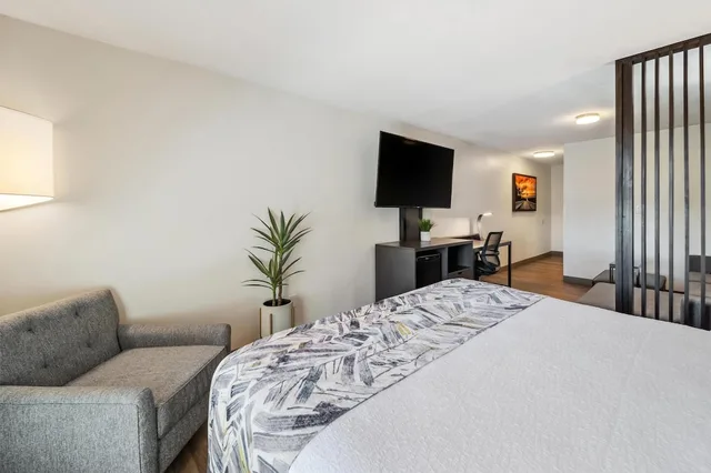 جناح تنفيذي بسرير كينج مع أريكة، Best Western Plus Hilltop Inn 3/5