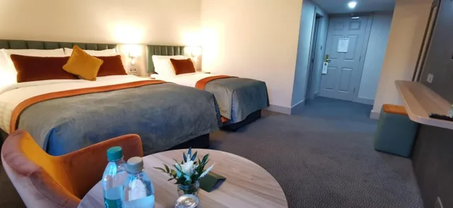 غرفة ثلاثية، Greenhills Hotel 1/1