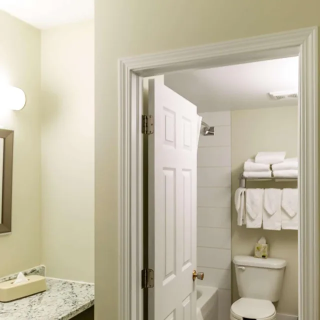 جناح بسرير كينج وسرير كوين مع أريكة، Econo Lodge Inn & Suites Calgary - University 9/9