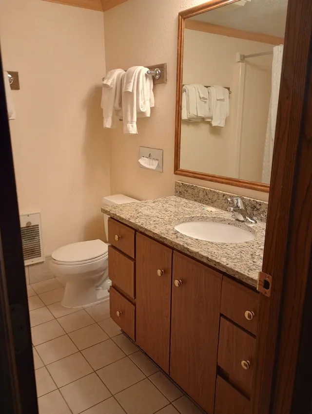 غرفة بسريرين كوين بإطلالة على البحيرة، CENTERSTONE RESORT LAKE-AIRE 7/7