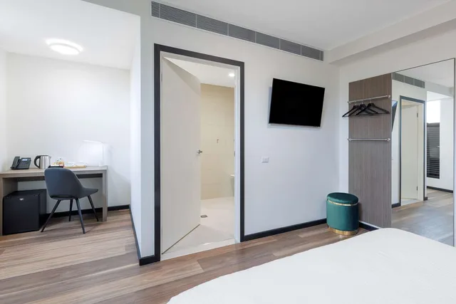 Room, Queen Bed, Accessible, Best Western Queen Victoria Market Hotel 2/3