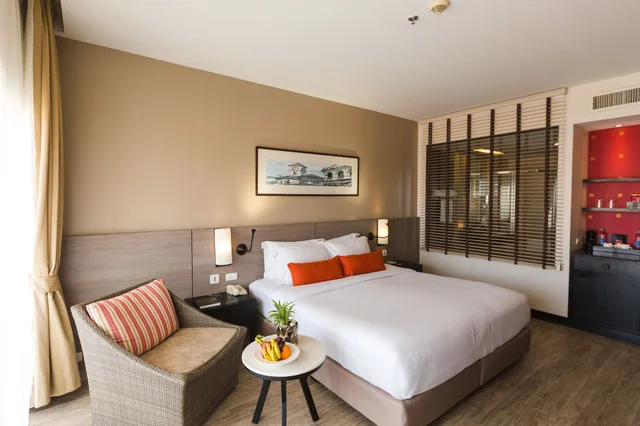 Superior City View, Deevana Plaza Phuket Patong 3/9