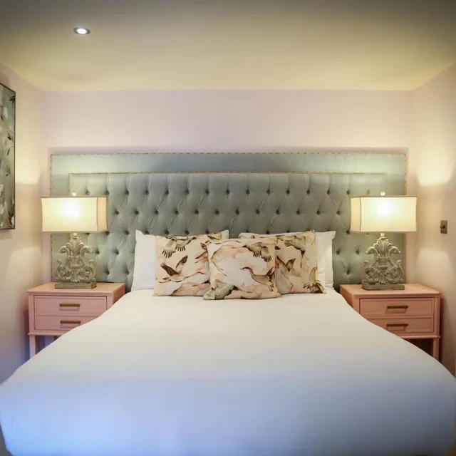Rose، The Hotel Chester 2/9