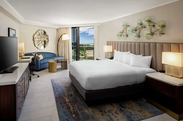 غرفة بسرير كينج بإطلالة جزئية على البحر مع أريكة، Hilton Marco Island Beach Resort and Spa 3/5