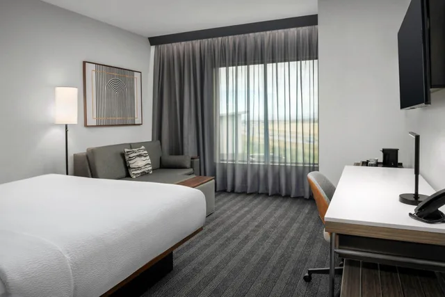 غرفة بسرير كينج مع أريكة، Courtyard by Marriott Bozeman 6/10