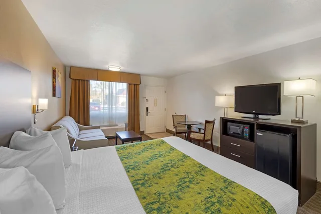 غرفة بسرير كينج مع أريكة، Best Western Mesquite Inn 1/3