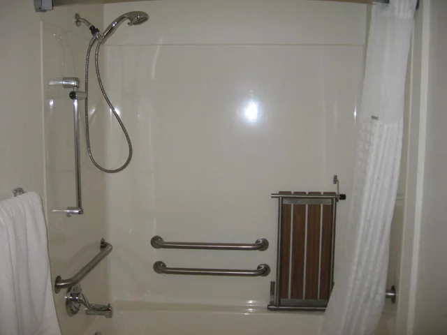 غرفة بسرير كينج بحوض استحمام لذوي الإعاقة، AmericInn by Wyndham Mauston 1/1