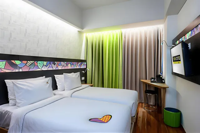 Happiness, Twin Beds, Maxonehotels At Dharmahusada Surabaya 1/1