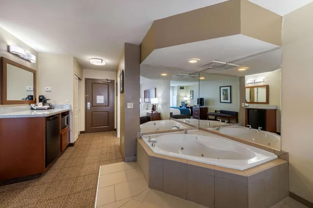 جناح بسرير كينج بحوض جاكوزي، Comfort Inn & Suites Northern Kentucky 9/9