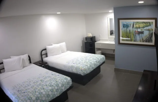 غرفة قياسية بسريرين مزدوجين، Rodeway Inn Livingston, TX 3/5