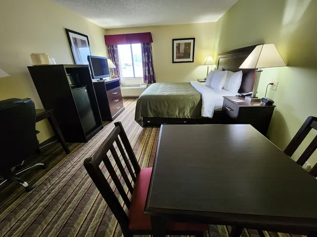Upgrade, Efficiency, King Bed, Accessible, Quality Inn Wheelersburg OH 2/4