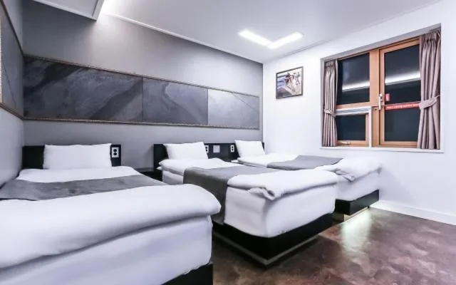 غرفة ثلاثية، Hotel Major 2 1/5