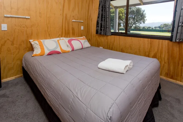 2 Bedrooms, Motel, Queen and Twin Beds، Wellington Top 10 Holiday Park 2/5