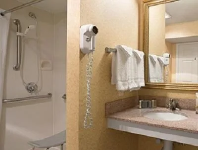 جناح بسرير كوين لذوي الإعاقة، Suburban Studios Fort Wayne, IN 4/4