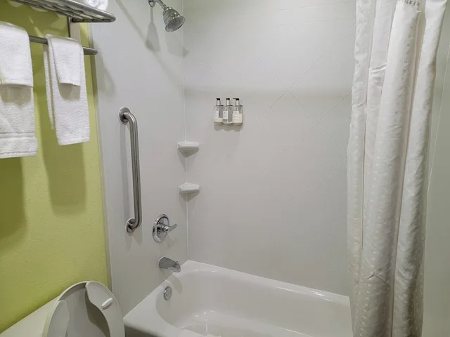 غرفة قياسية بسريرين كوين لذوي الإعاقة، Holiday Inn Garland 6/6