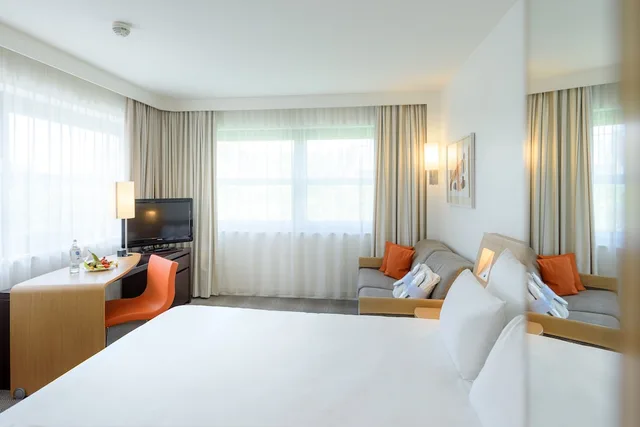 غرفة تنفيذية بسرير مزدوج مع أريكة، Novotel Aachen City Hotel 1/10