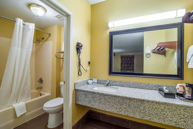غرفة قياسية بسريرين كوين، Quality Inn West Columbia - Cayce 8/8