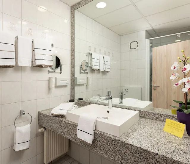 Family, Double Bed, Sofa, Novina Hotel Sudwestpark Nurnberg 5/5