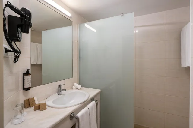 جناح جونيور، Hotel Madeira 7/7