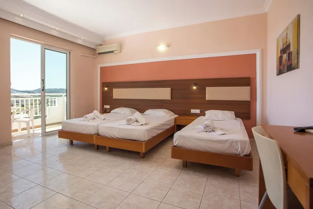 غرفة أساسية بسرير مزدوج وسرير فردي، Diagoras Hotel 4/10