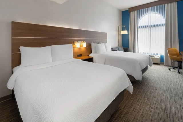 غرفة قياسية بسريرين كوين مع أريكة، Holiday Inn Express Glenwood Springs Aspen Area, an IHG Hotel 1/9