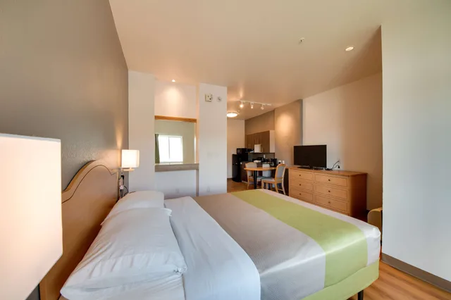 Standard, Queen Bed, Motel6 Brownsville, TX 1/8