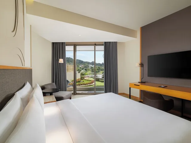 غرفة ديلوكس بشرفة، Radisson Golf And Convention Center Batam 1/4