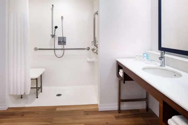 Room, 2 Queen Beds, Water View, Sofa, Accessible, Hampton Inn Boston Seaport District 6/6