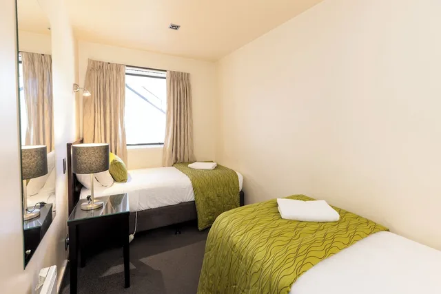 غرفة قياسية بسرير كينج وسريرين منفصلين بغرفتي نوم، Airport Gateway Motor Lodge 4/7