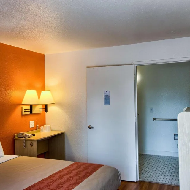 1 Queen Bed Micfridge، Motel6 Everett, WA - North 5/10
