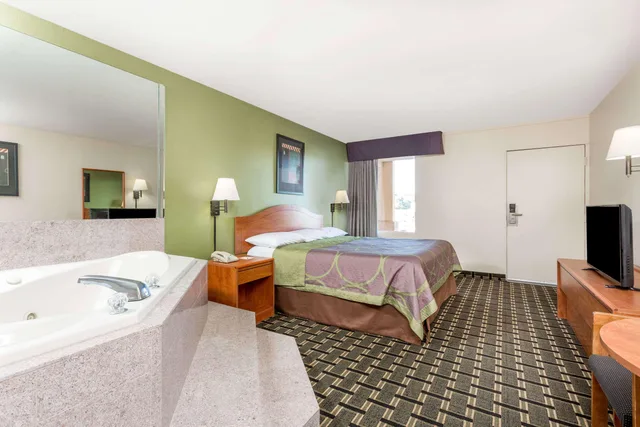 1 King Bed - Non-Smoking, Micfridge، Motel6 Forsyth, GA – Tift College 2/2