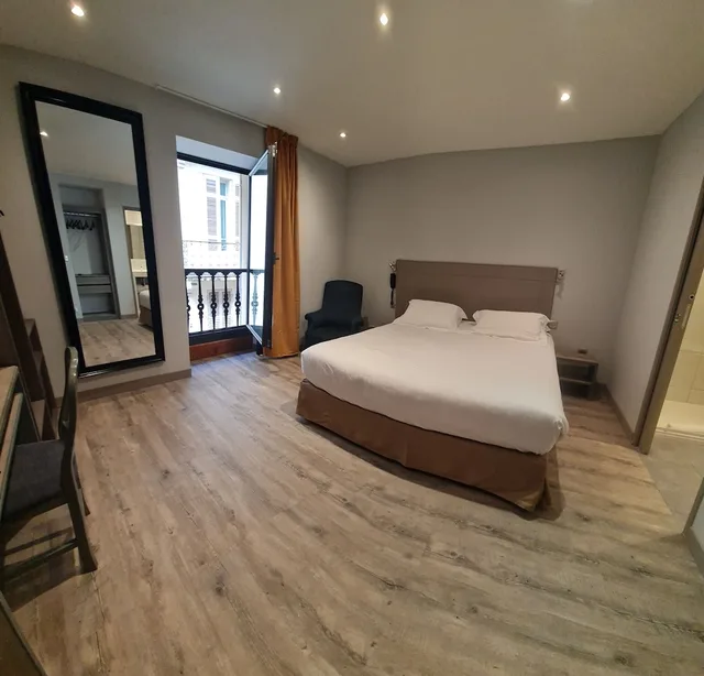 1 Bedroom, Comfort, Traditional, King Bed, HOTEL DE LA COURONNE 1/2