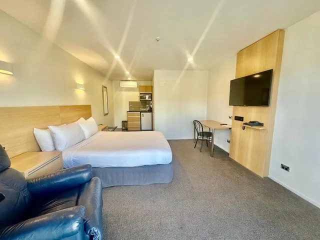 استوديو سوبيريور، Best Western Ellerslie International 5/9