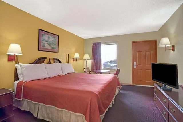 غرفة قياسية بسرير كينج للمدخنين، Travelodge By Wyndham Forest Park Atlanta South 2/4