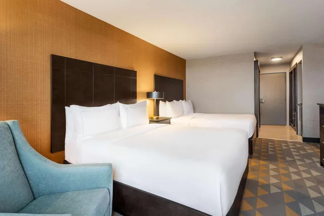 غرفة بسرير كينج وسريرين كوين، DoubleTree by Hilton Pointe Claire Montreal Airport West 3/8