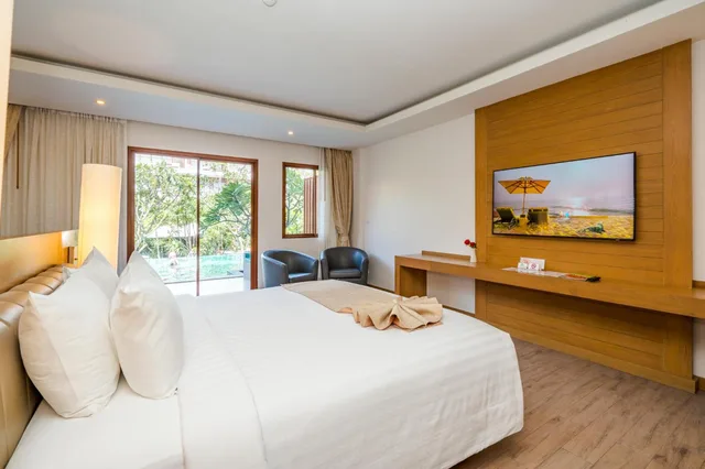 Premier, Deluxe, Hot Tub, Pool Access، Ayrest Hotel 2/8